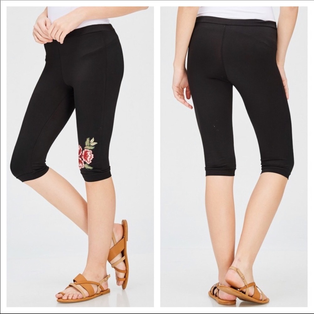 Capris tights with rose embellishments.